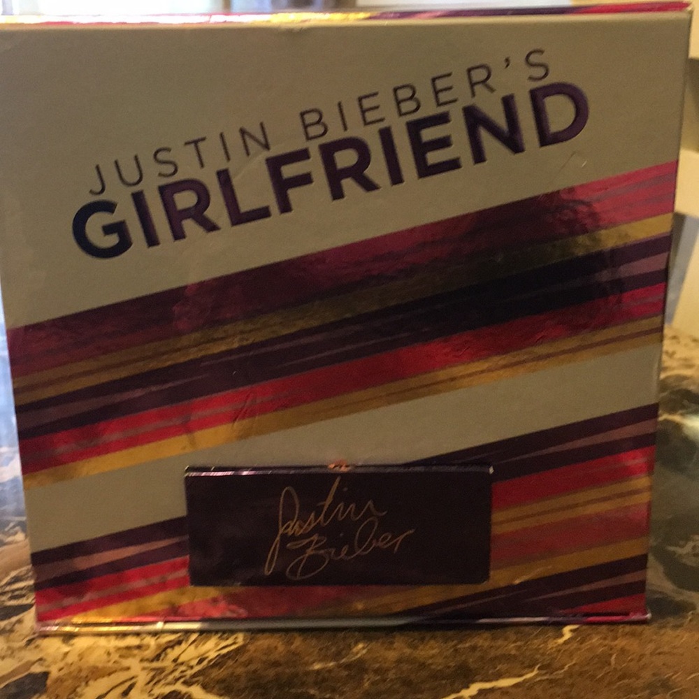 Justin Bieber’s girlfriend limited edition set